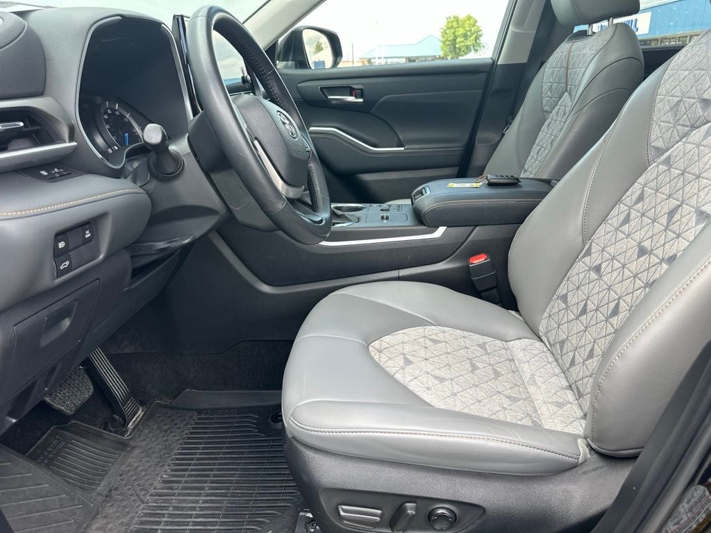 2023 Toyota Highlander Hybrid Bronze Edition