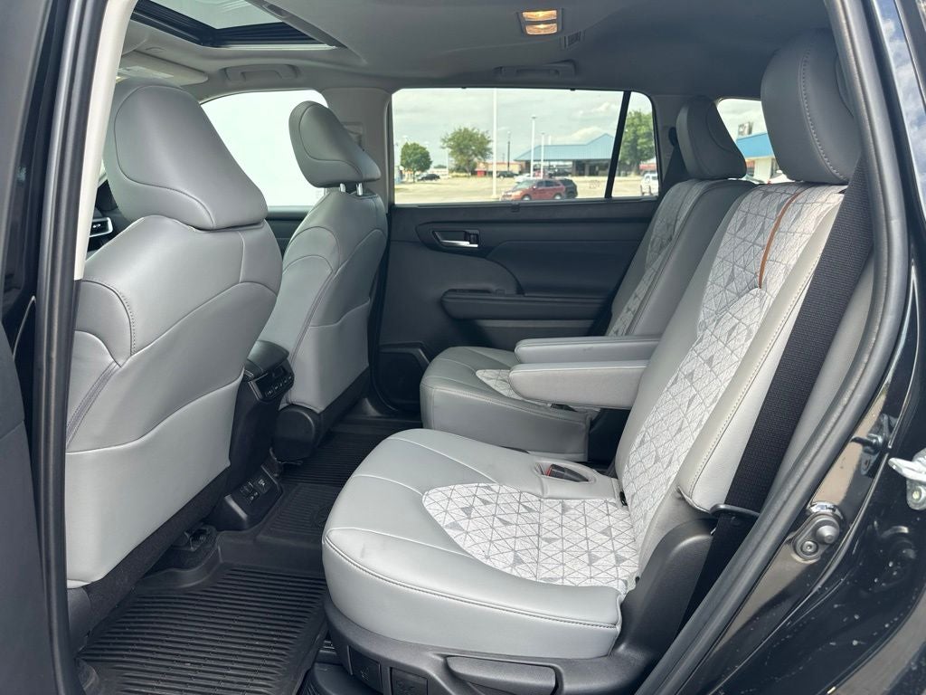2023 Toyota Highlander Hybrid Bronze Edition