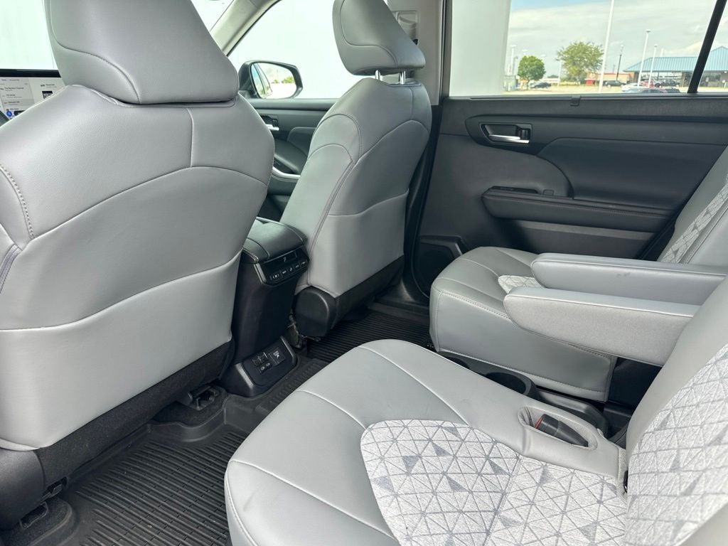 2023 Toyota Highlander Hybrid Bronze Edition