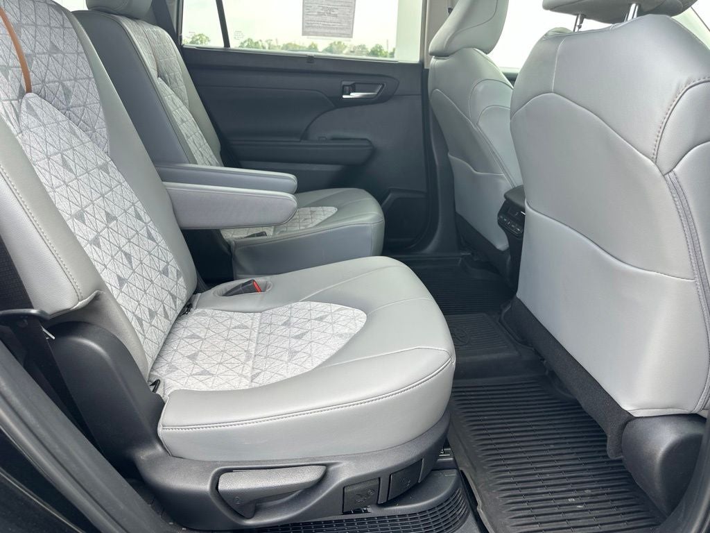 2023 Toyota Highlander Hybrid Bronze Edition