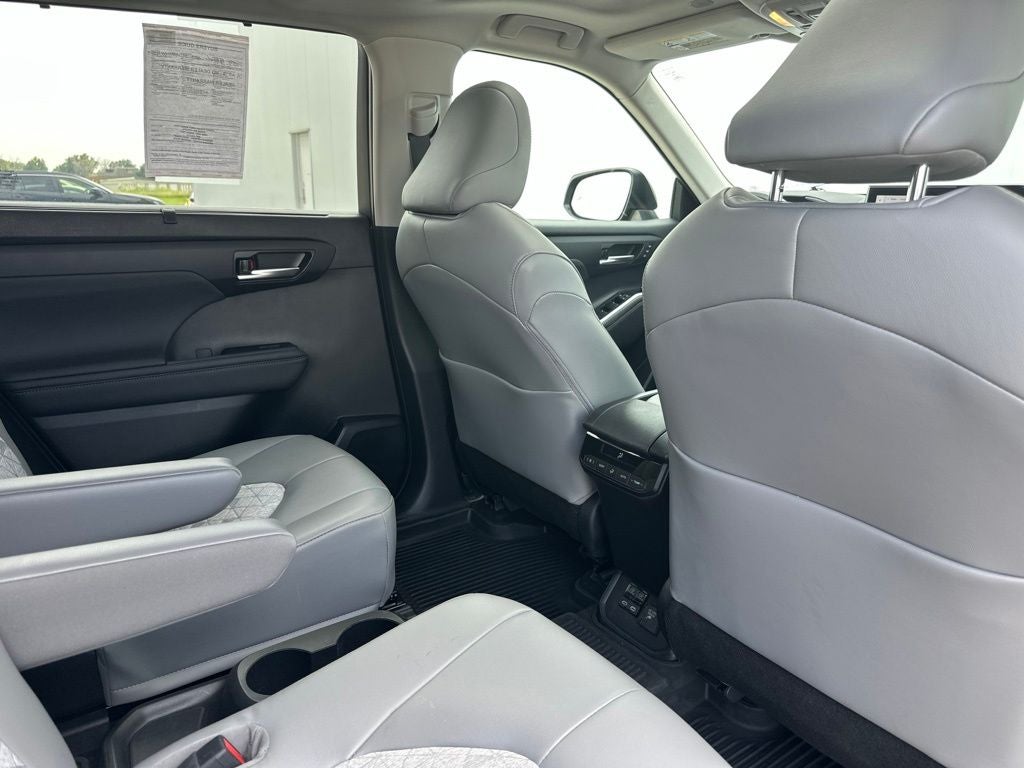 2023 Toyota Highlander Hybrid Bronze Edition