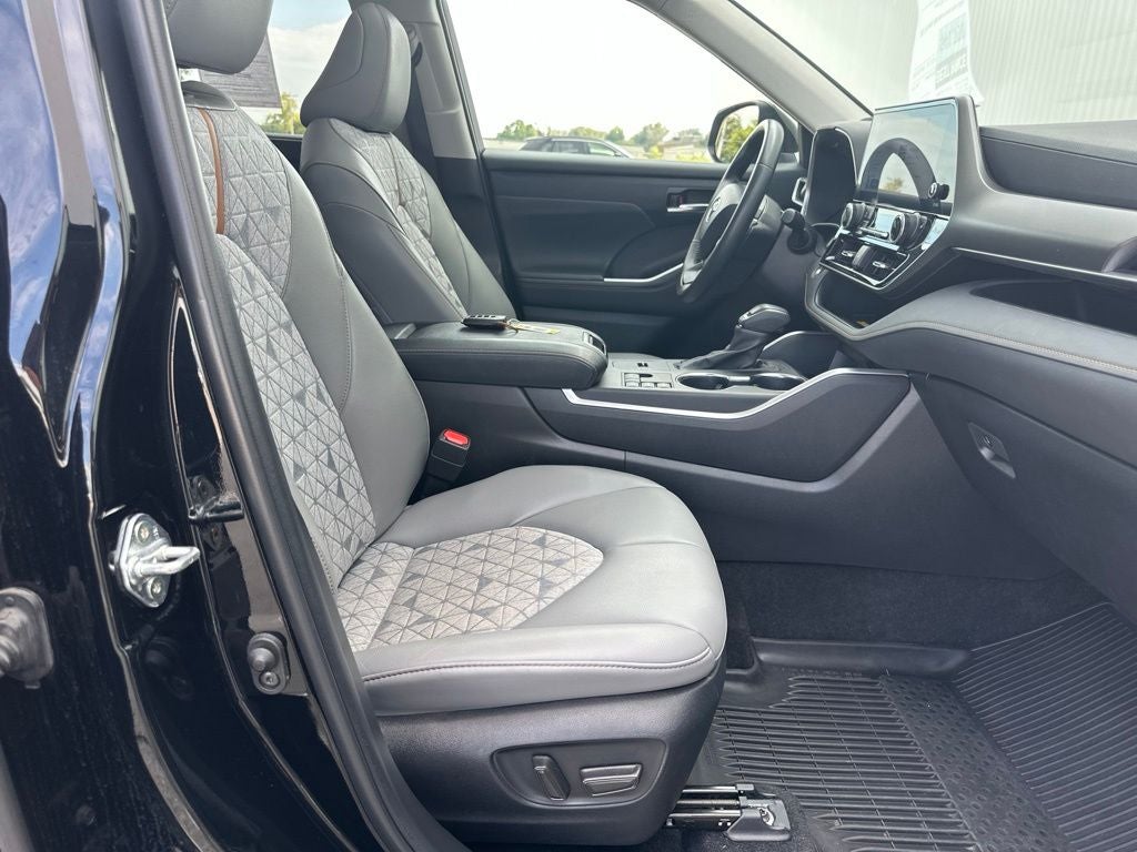 2023 Toyota Highlander Hybrid Bronze Edition