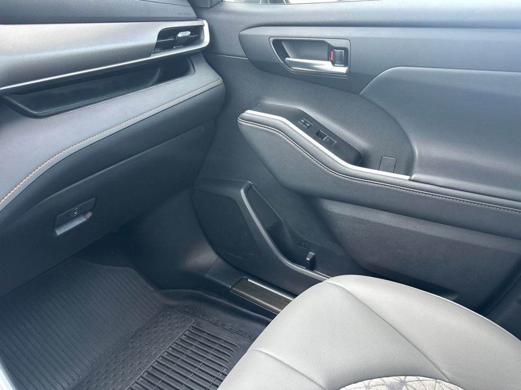 2023 Toyota Highlander Hybrid Bronze Edition