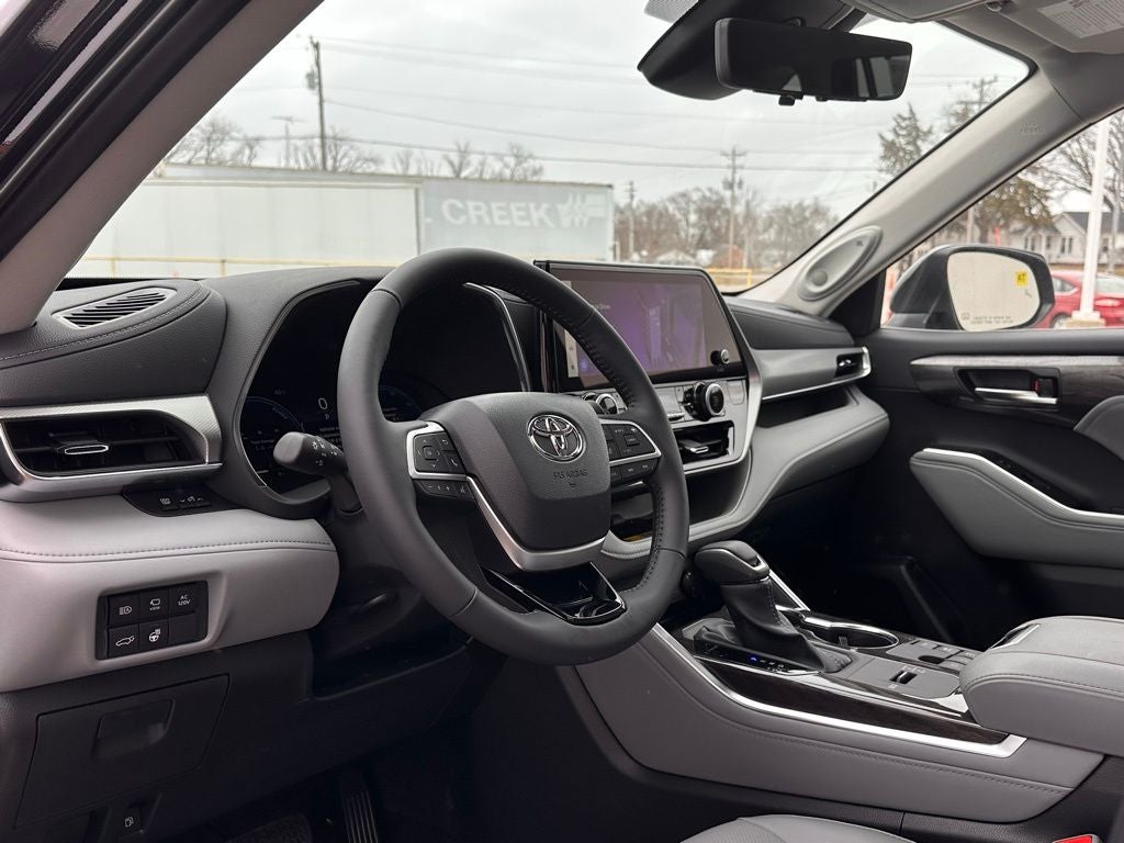 2026 Toyota Highlander Hybrid Platinum