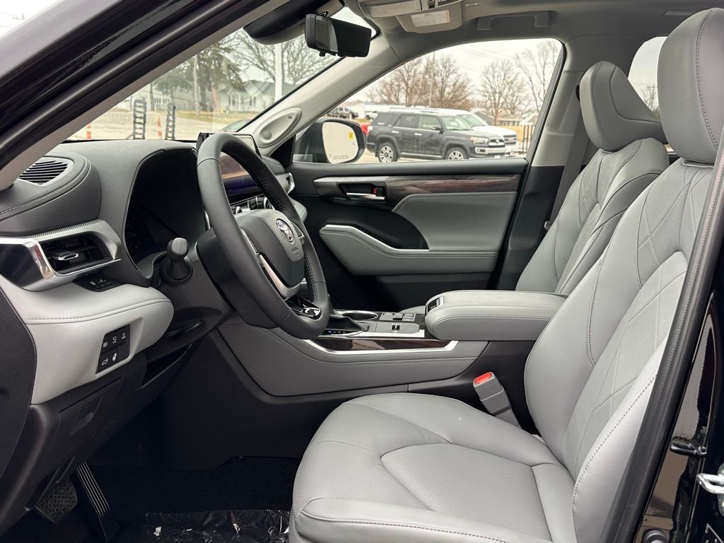 2026 Toyota Highlander Hybrid Platinum