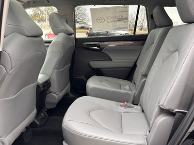 2026 Toyota Highlander Hybrid Platinum