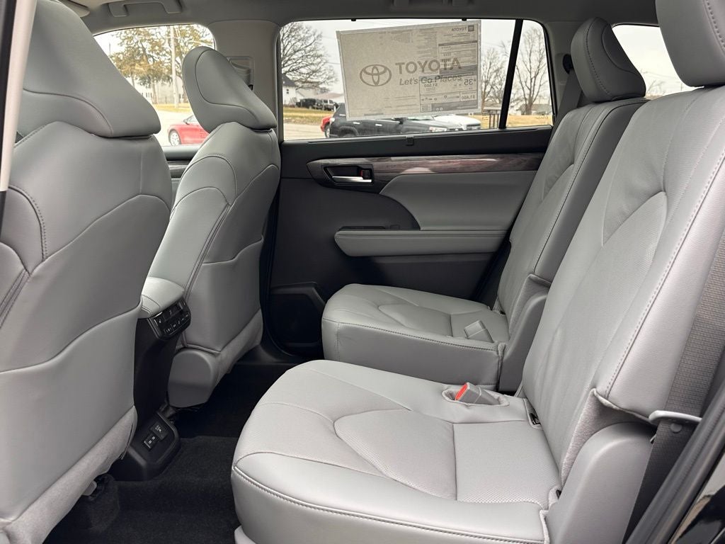 2026 Toyota Highlander Hybrid Platinum