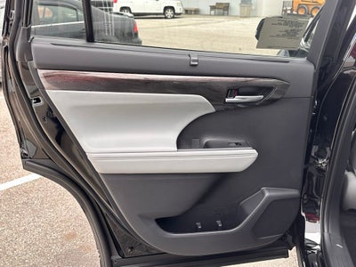 2026 Toyota Highlander Hybrid Platinum