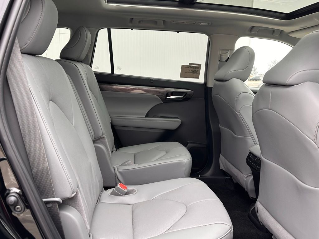 2026 Toyota Highlander Hybrid Platinum