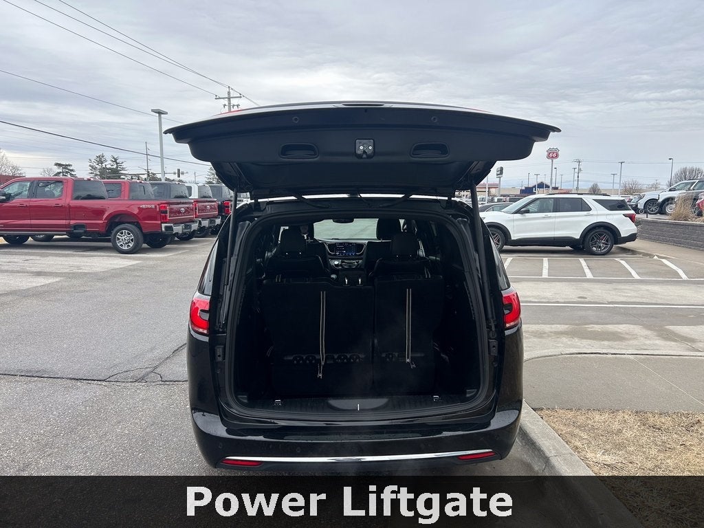 2025 Chrysler Pacifica Select