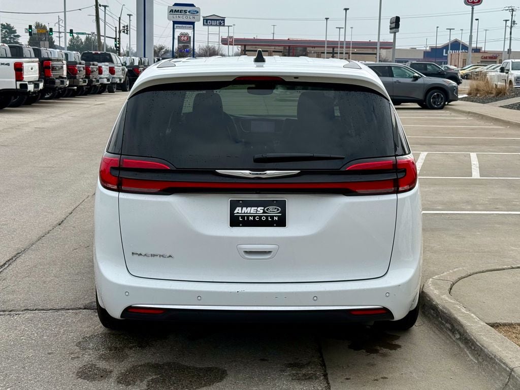 2025 Chrysler Pacifica Select