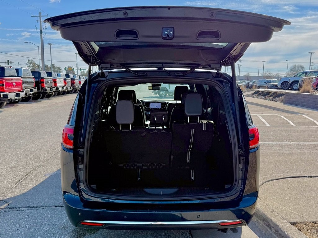 2025 Chrysler Pacifica Select