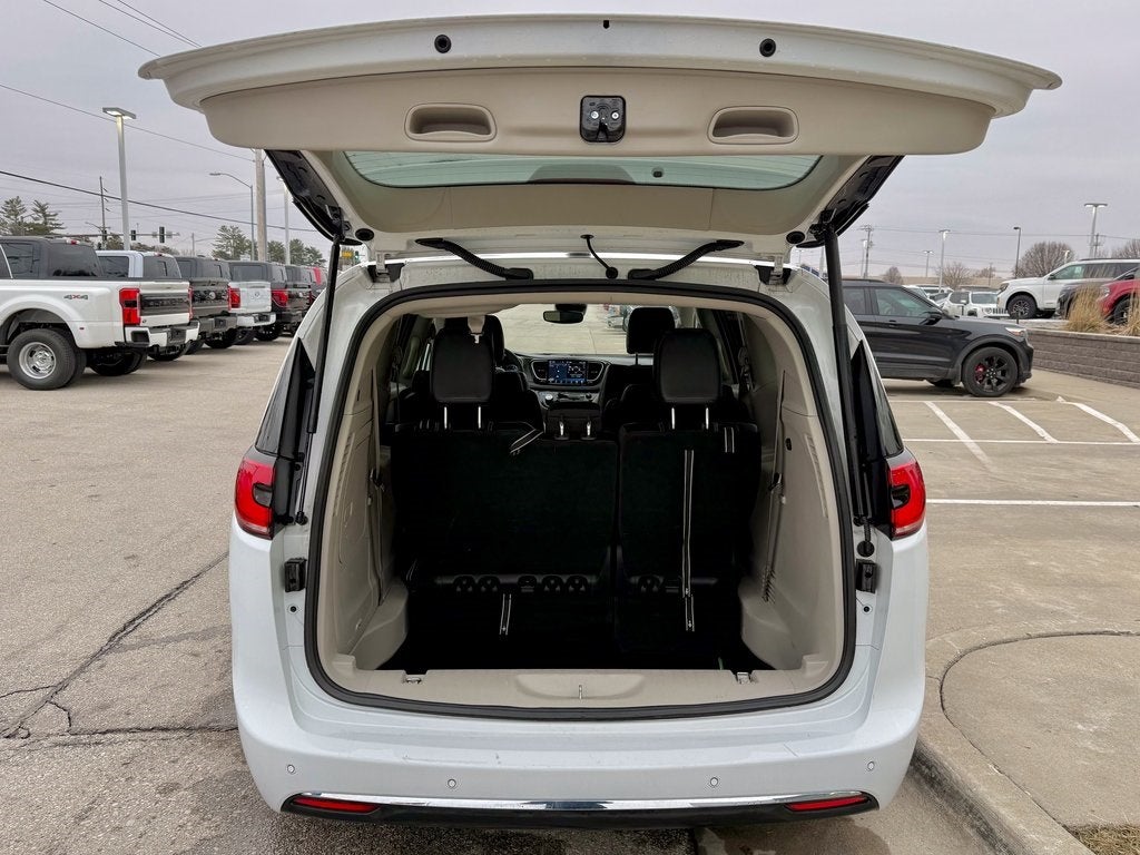 2024 Chrysler Pacifica Hybrid Select