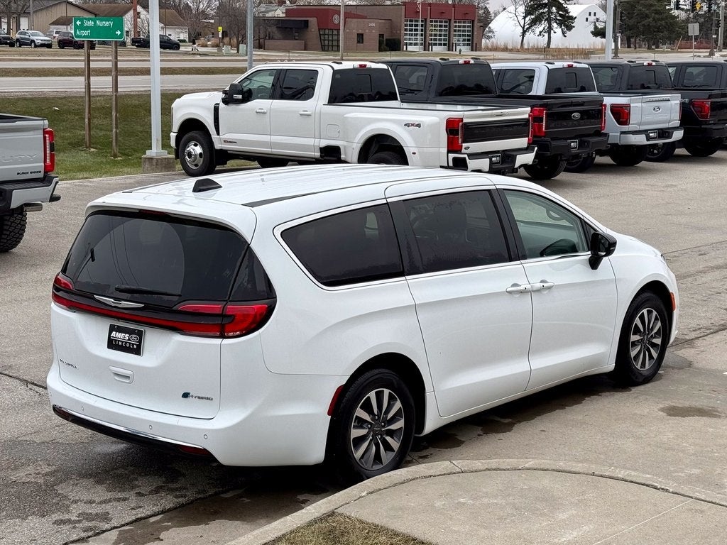 2024 Chrysler Pacifica Hybrid Select