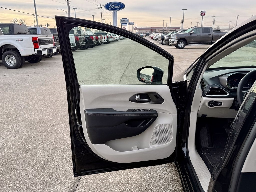 2024 Chrysler Pacifica Hybrid Select