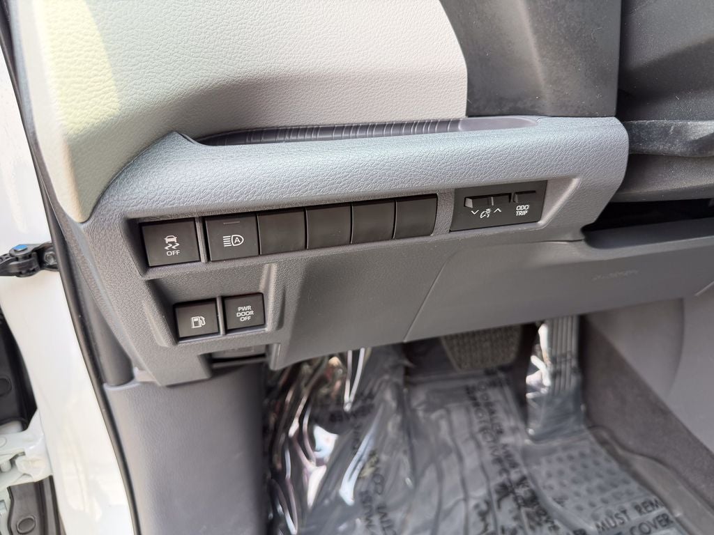 2023 Toyota Sienna LE 8 Passenger