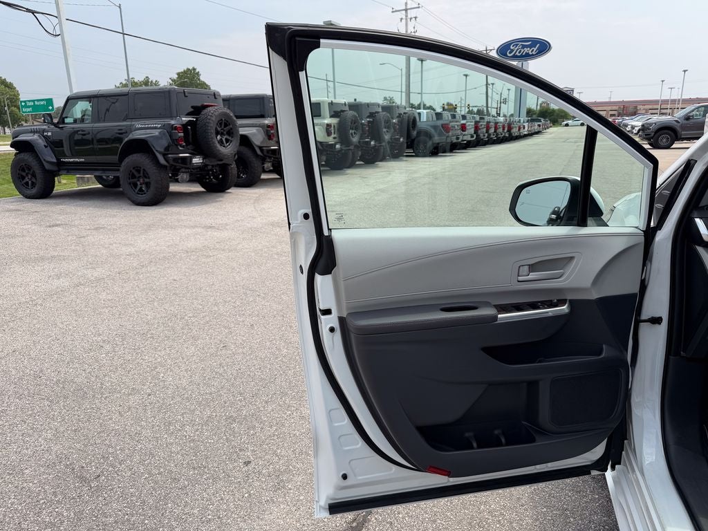2023 Toyota Sienna LE 8 Passenger