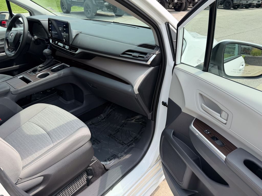 2023 Toyota Sienna LE 8 Passenger