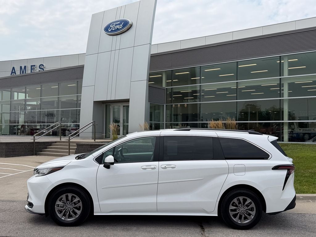 2023 Toyota Sienna LE 8 Passenger