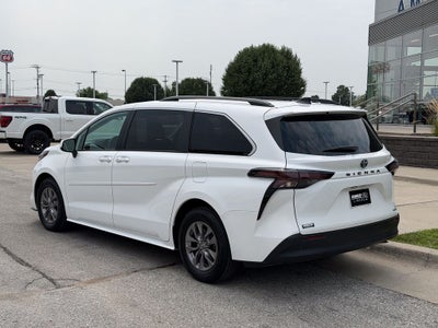 2023 Toyota Sienna LE 8 Passenger