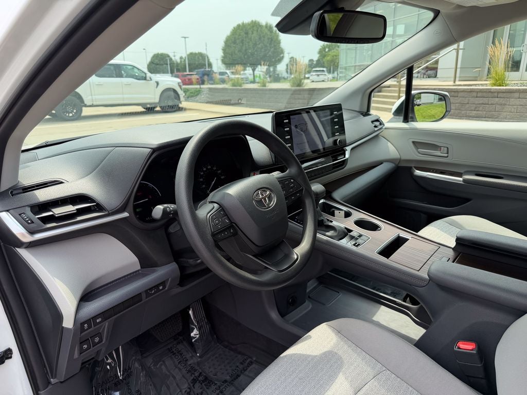 2023 Toyota Sienna LE 8 Passenger