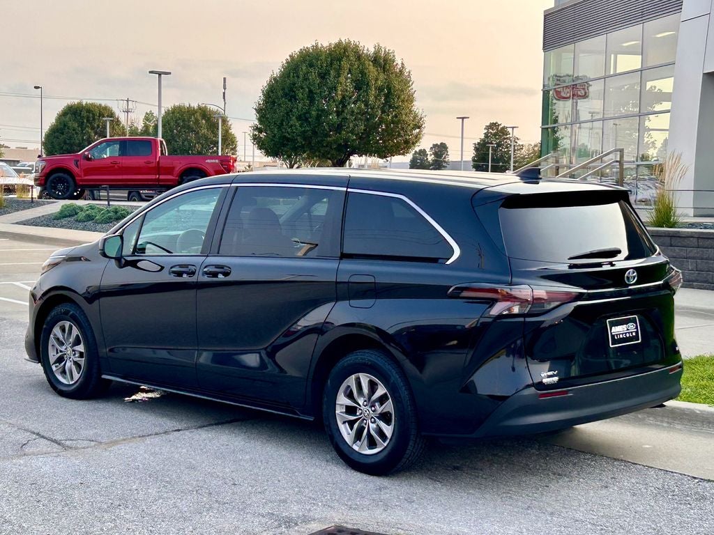2025 Toyota Sienna LE 8 Passenger