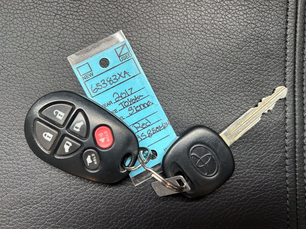 2017 Toyota Sienna SE Premium 8 Passenger