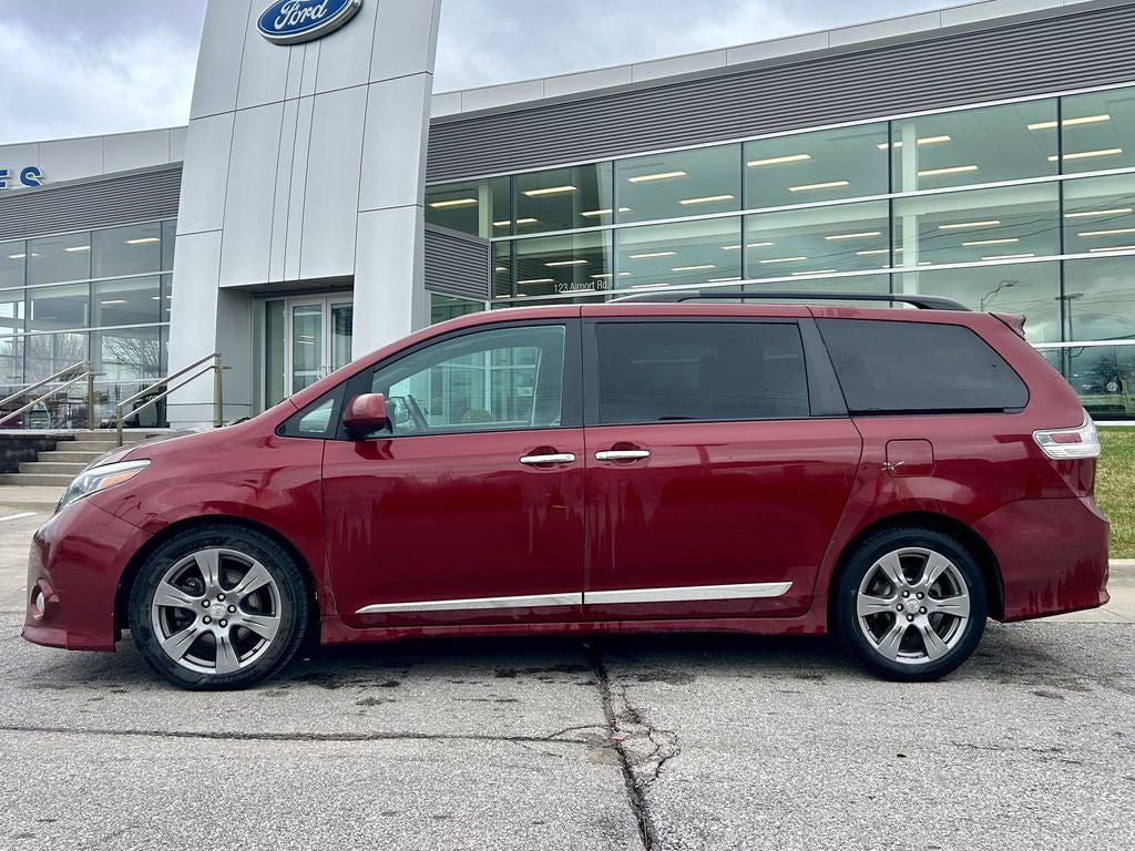 2017 Toyota Sienna SE Premium 8 Passenger