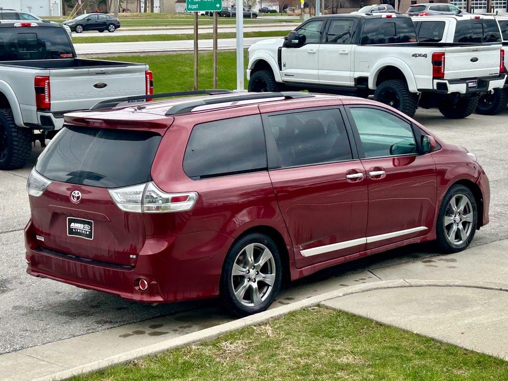 2017 Toyota Sienna SE Premium 8 Passenger
