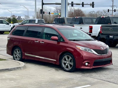 2017 Toyota Sienna SE Premium 8 Passenger