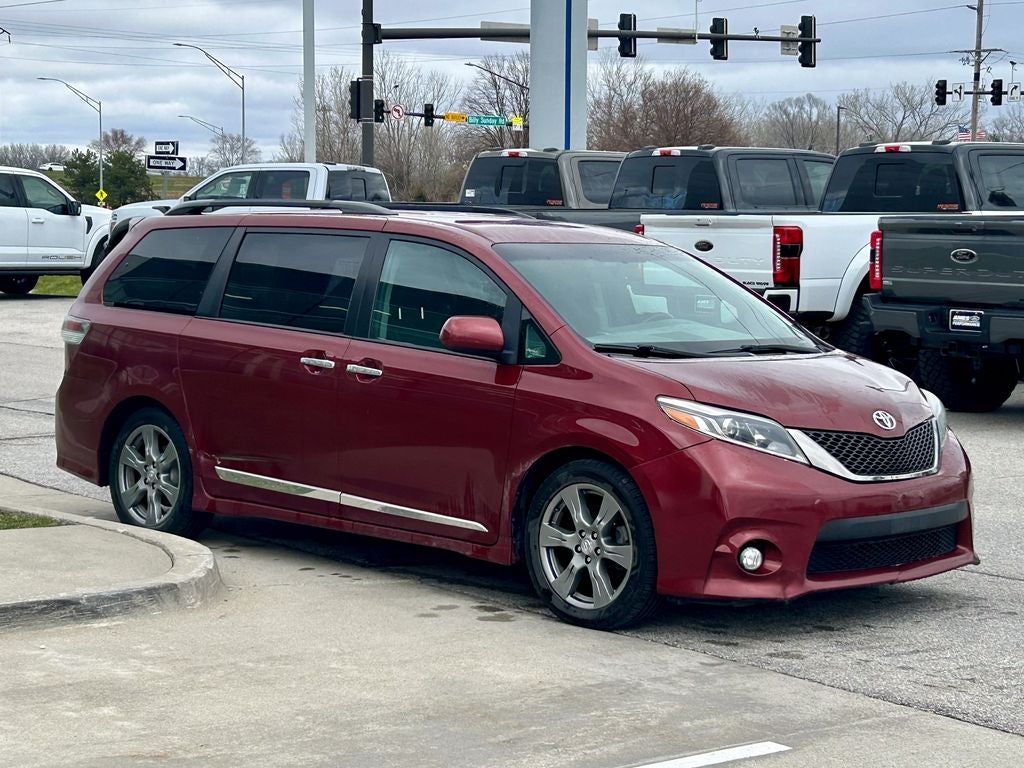 2017 Toyota Sienna SE Premium 8 Passenger