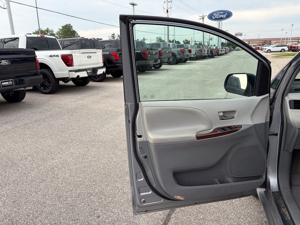 2013 Toyota Sienna XLE 8 Passenger
