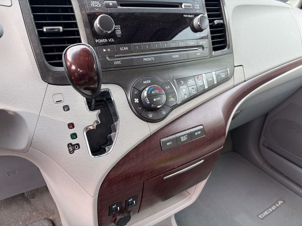 2013 Toyota Sienna XLE 8 Passenger