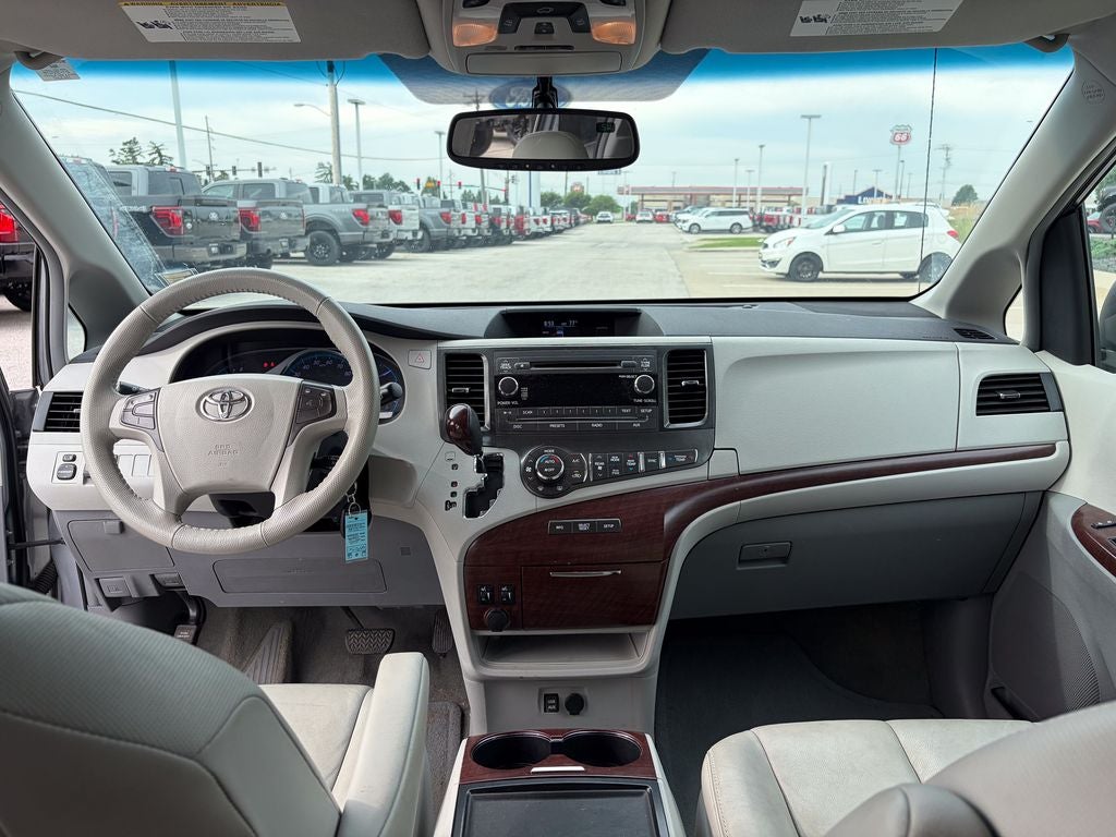 2013 Toyota Sienna XLE 8 Passenger