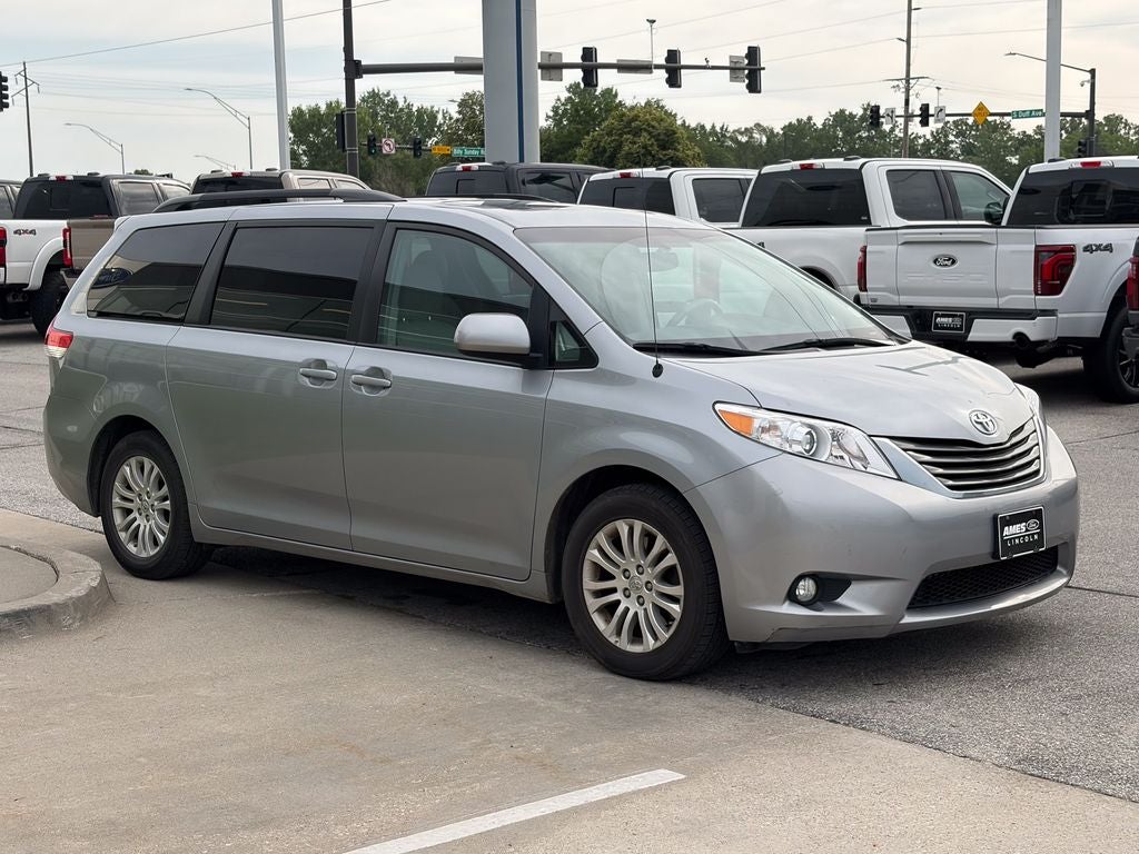 2013 Toyota Sienna XLE 8 Passenger