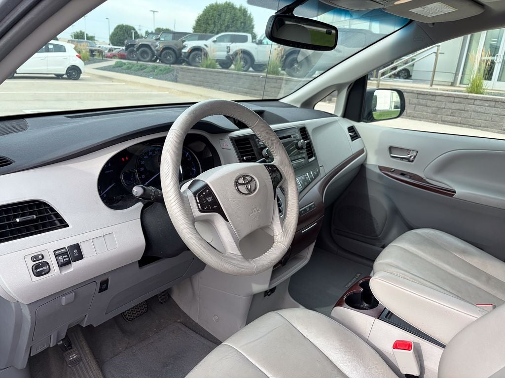 2013 Toyota Sienna XLE 8 Passenger