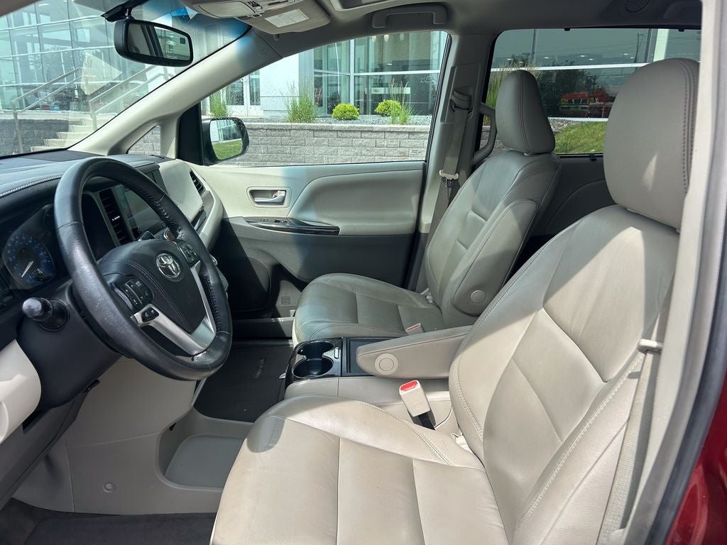 2017 Toyota Sienna XLE Premium 8 Passenger