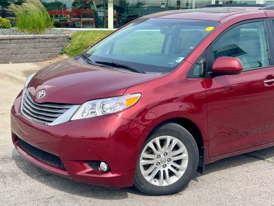 2017 Toyota Sienna XLE Premium 8 Passenger