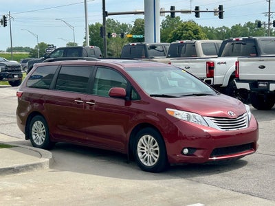 2017 Toyota Sienna XLE Premium 8 Passenger