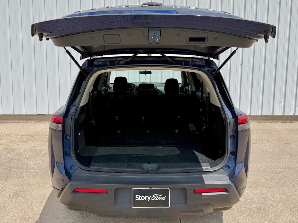2022 Nissan Pathfinder SV