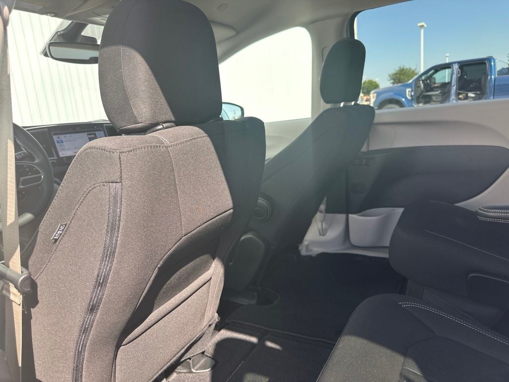 2024 Chrysler Voyager LX
