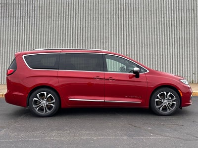 2025 Chrysler Pacifica Pinnacle